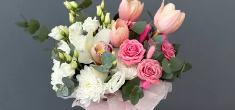 Цветы во флористической губке: плюсы и минусы