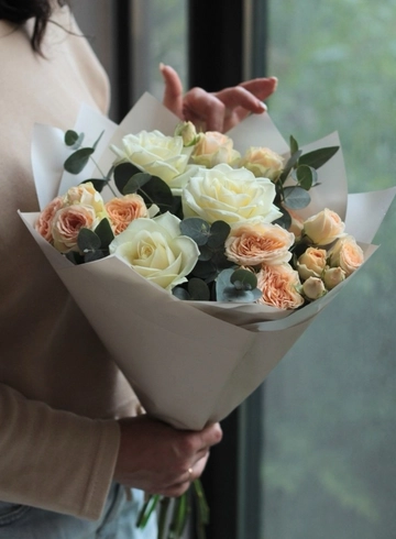 Букет с розами «Крем Брюле» от интернет-магазина цветов в 