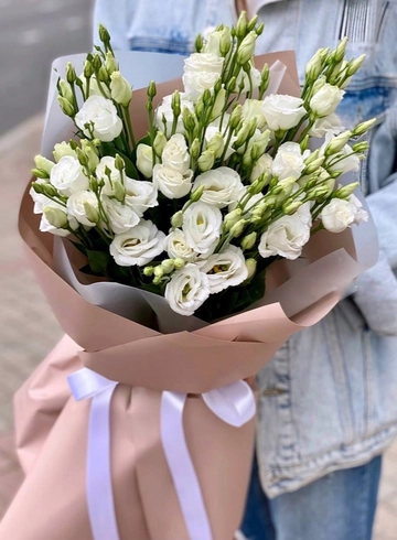 Букет с эустомой «Лебедь» от интернет-магазина цветов в 