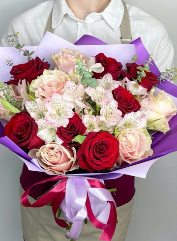 Сборный букет «1000 и 1 ночь» от интернет-магазина цветов в 