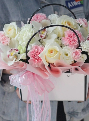 Композиция в сумочке &laquo;Натюрморт&raquo; от интернет-магазина цветов в 