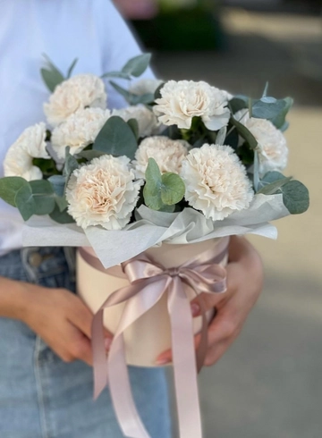 Композиция в коробке &laquo;Глория&raquo; от интернет-магазина цветов в 