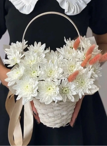 Корзинка ажурных хризантем от интернет-магазина цветов в 