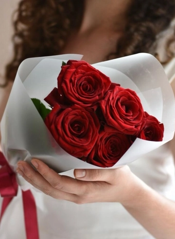 Букет из 5 крупных роз от интернет-магазина цветов в 