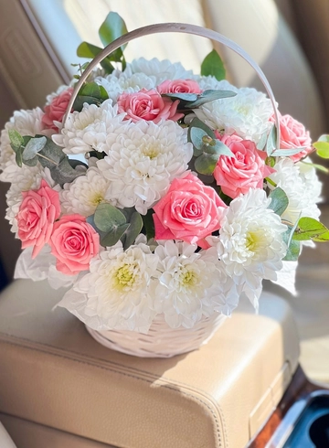 Корзинка «Розы с хризантемой» от интернет-магазина цветов в 