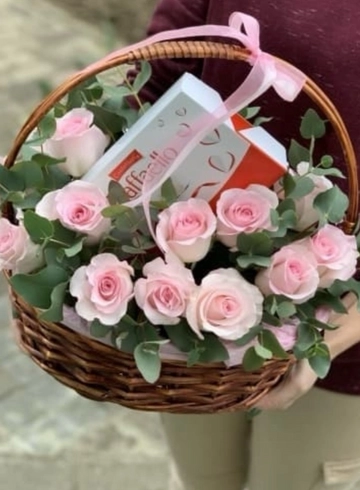 Корзина &laquo;Подарочная&raquo; от интернет-магазина цветов в 