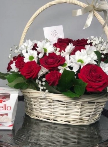 Корзина &laquo;Шик&raquo; + конфеты от интернет-магазина цветов в 