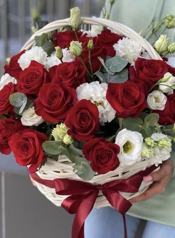 Корзина «Любимой женщине» от интернет-магазина цветов в 