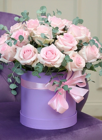 Бокс «25 роз с эвкалиптом» от интернет-магазина цветов в 