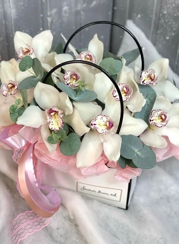 Сумочка с орхидеями от интернет-магазина цветов в 