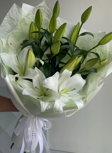 Букет с 3 лилиями от интернет-магазина цветов в 