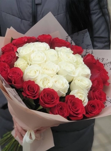 Букет «35 красно-белых роз» от интернет-магазина цветов в 