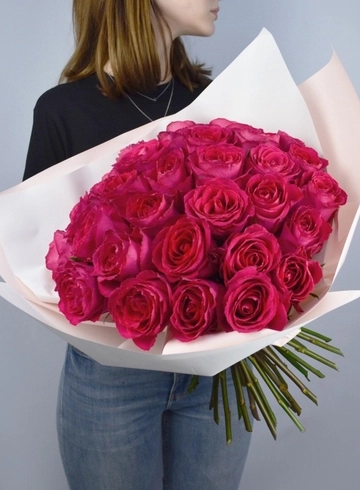 Букет «25 малиновых роз в пышном оформлении» от интернет-магазина цветов в 