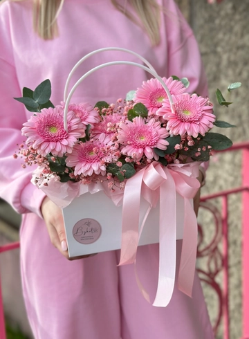 Сумочка с  розовыми Гермини от интернет-магазина цветов в 