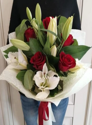 Букет с лилией «Линда» от интернет-магазина цветов в 