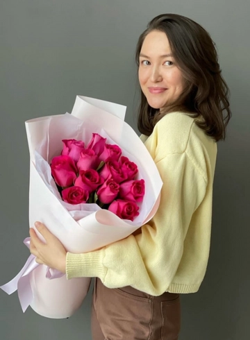 Букет малиновых роз &laquo;Афины&raquo; от интернет-магазина цветов в 