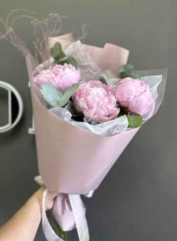 Букет из 3х пионов  от интернет-магазина цветов в 
