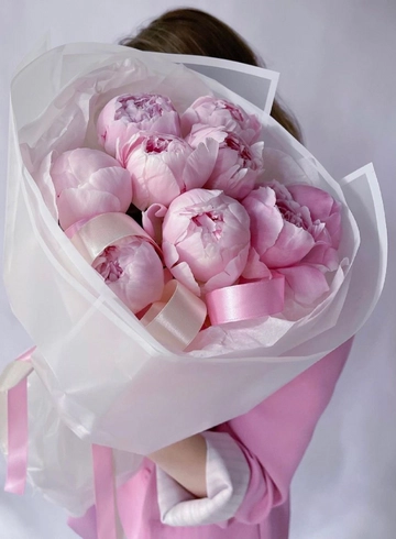Букет из 9ти нежных пионов  от интернет-магазина цветов в 
