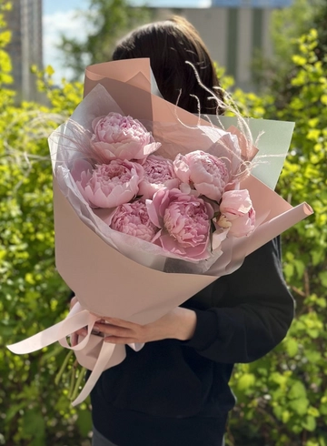 Букет из 7 пионов  от интернет-магазина цветов в 