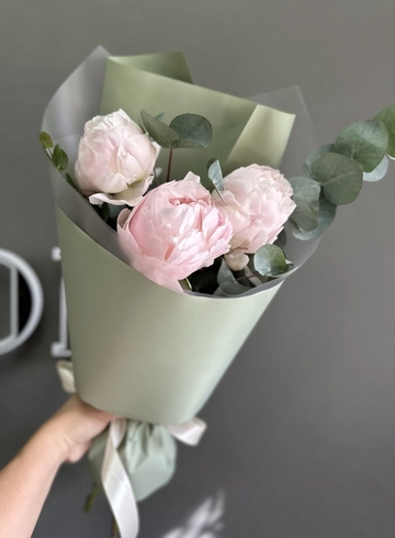 Букет -комплимент из пионов  от интернет-магазина цветов в 