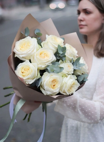 Букет пионовидных роз «Сияние свечи» от интернет-магазина цветов в 