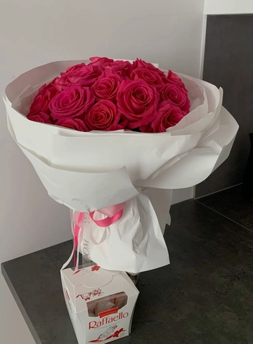 Малиновые розы + конфеты от интернет-магазина цветов в 