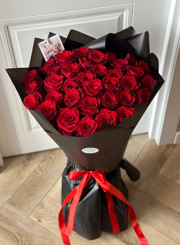Букет из бордовых роз в черном оформлении от интернет-магазина цветов в 