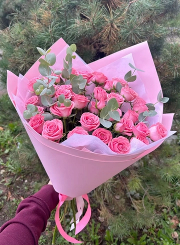 Букет кустовых роз с эвкалиптом  от интернет-магазина цветов в 