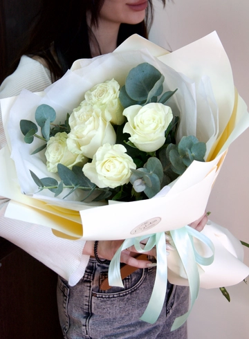 Букет «5 роз с эвкалиптом» от интернет-магазина цветов в 