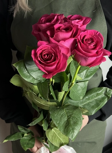 Букет «5 малиновых роз в ленте» от интернет-магазина цветов в 