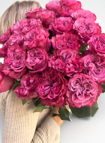 Букет из 25 пионовидных роз  от интернет-магазина цветов в 