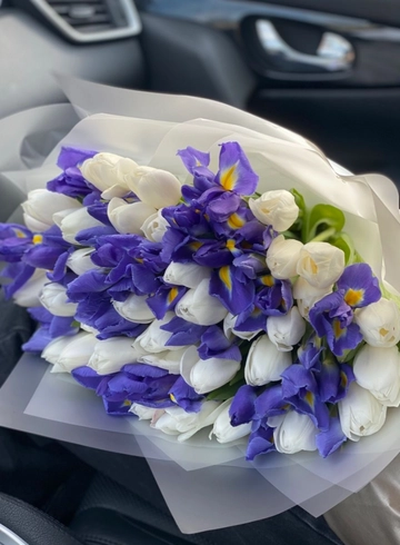 Букет из ирисов и белых тюльпанов  от интернет-магазина цветов в 