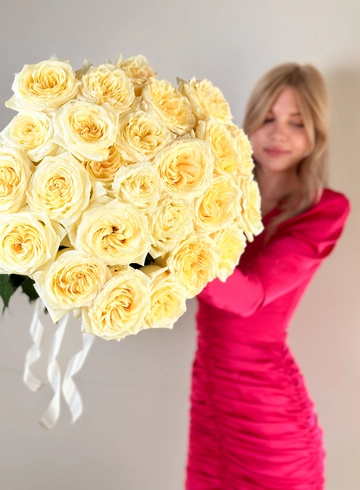 Букет из 25 пионовидных лимонных роз  от интернет-магазина цветов в 