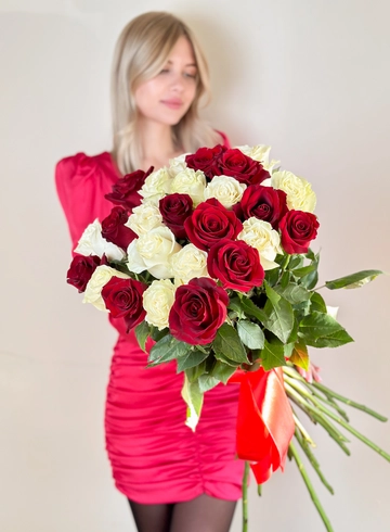 Букет из 25 красно-белых роз  от интернет-магазина цветов в 