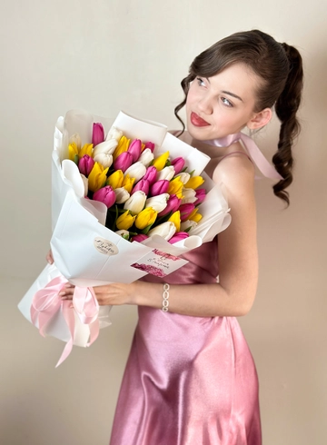 Букет из 51 тюльпана микс  от интернет-магазина цветов в 