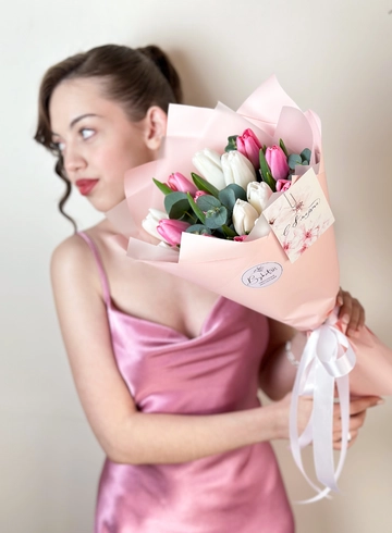 Букет из нежных тюльпанов с эвкалиптом от интернет-магазина цветов в 