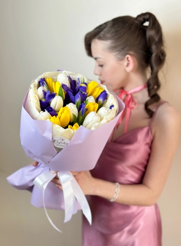 Букет весенних ирисов и тюльпанов  от интернет-магазина цветов в 