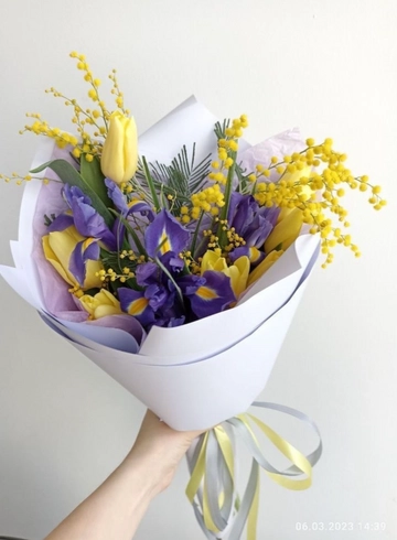 Букет с тюльпанами и ирисами #16 от интернет-магазина цветов в 
