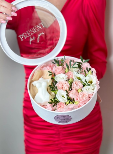 Композиция со свечей и цветами &laquo;Фигура&raquo; от интернет-магазина цветов в 