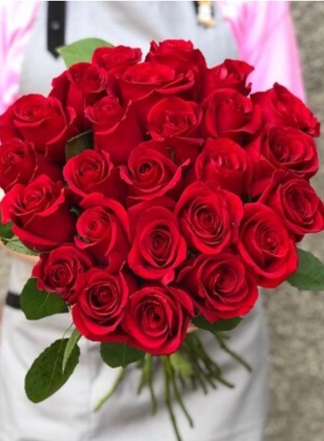 Букет из 25 кенийских роз под ленту  от интернет-магазина цветов в 