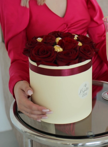 Бокс «Романтика в коробке» от интернет-магазина цветов в 