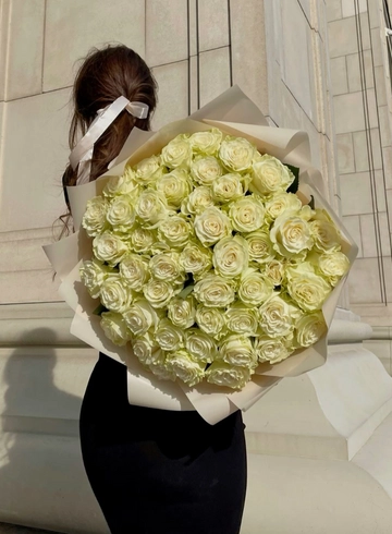 Букет из 51 белой розы Мондиаль от интернет-магазина цветов в 