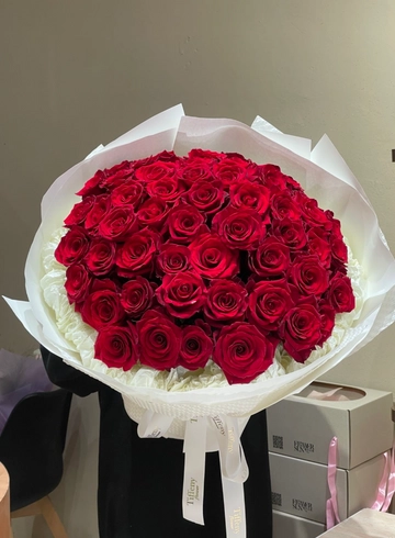 Букет из 71 эквадорской розы в оформлении от интернет-магазина цветов в 