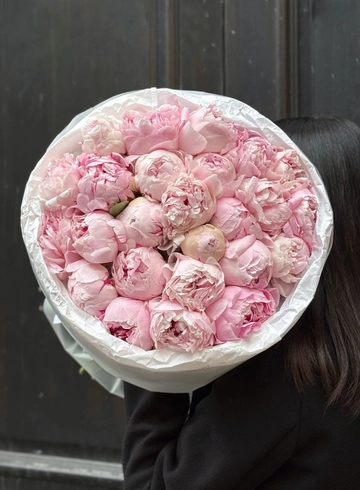 Букет из 25 нежных пионов  от интернет-магазина цветов в 