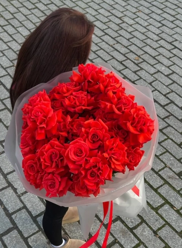 Букет алых французских роз  от интернет-магазина цветов в 