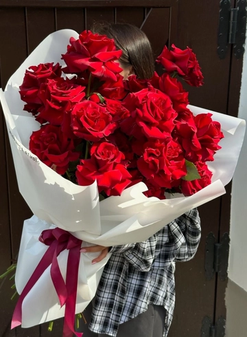 Букет из 25 бордовых французских роз от интернет-магазина цветов в 