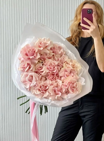 Букет из 15 нежных французских роз  от интернет-магазина цветов в 