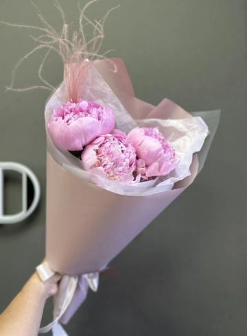 Нежный букетик из 3 пионов  от интернет-магазина цветов в 