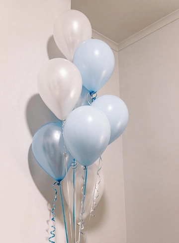 Фонтан из бело-голубых Шаров ( 9 шт) от интернет-магазина цветов в 
