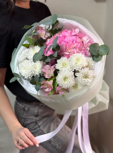 Сборный букет с розовой гортензией «Лиана» от интернет-магазина цветов в 